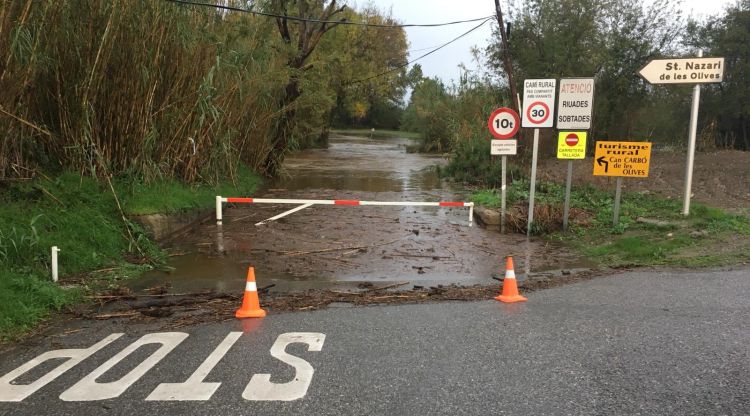 Una carretera secundària a l'entorn de Peralada tallada. Ajuntament de Peralda