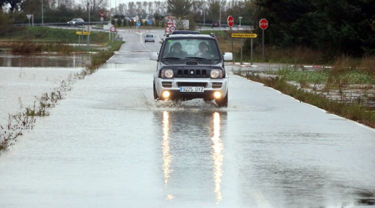 Una carretera completament inundada pel desbordament del riu Daró. ACN