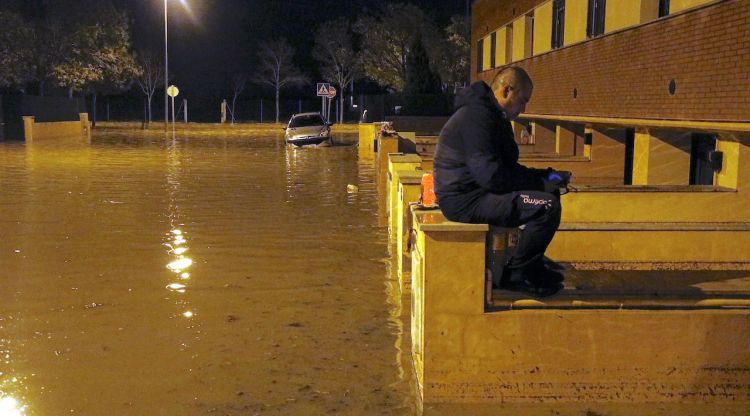 Un veí afectat a Vilatenim per les inundacions del Manol. ACN