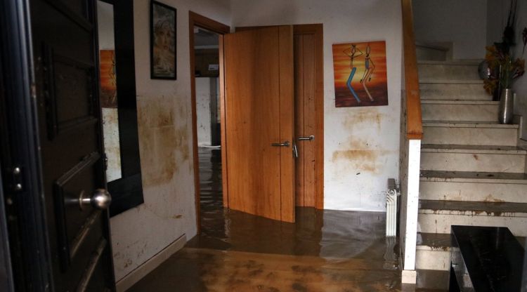 Interior d'una de les cases afectades per les inundacions a Vilatenim, aquest matí. ACN