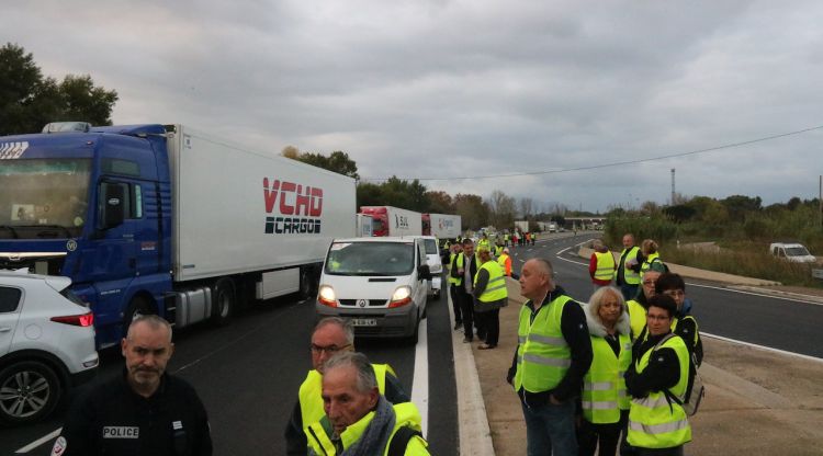 Una intersecció on s'ha generat cua de caions per la protesta dels transportistes el dissabte. ACN