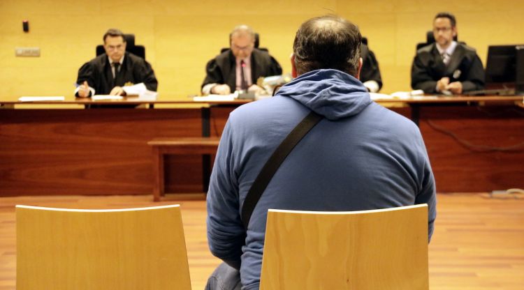 D'esquenes, l'acusat de violar un menor a Blanes i amenaçar-lo perquè li enviés imatges sexuals durant el judici. ACN