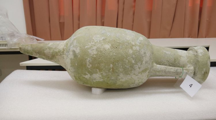 Una de les àmfores que s'ha trobat en el vaixell enfonsat a les Illes Formigues i que data del segle I aC el 21