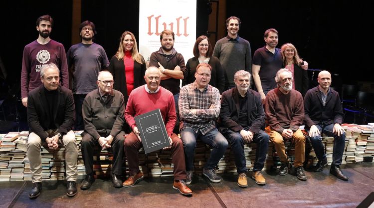 Els cantants, directors i responsables del projecte 'Llull' a l'Auditori de Girona. ACN