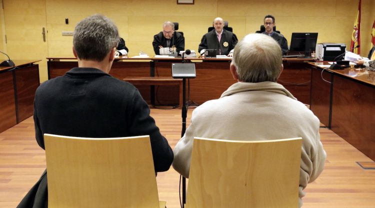 D'esquenes, els artífexs del Museu de la Retirada de Camprodon a l'Audiència de Girona. ACN