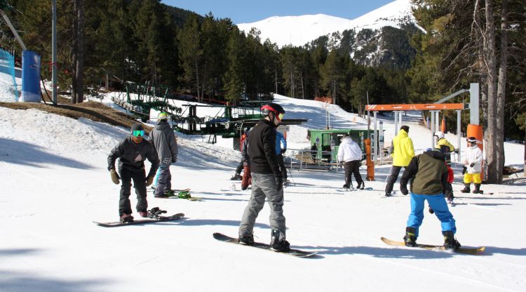 Diversos esquiadors a la part baixa de l'estació de La Molina. ACN