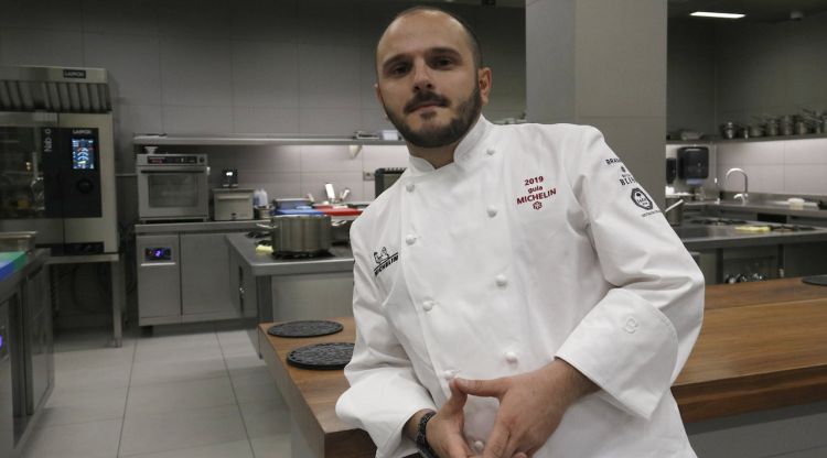 El xef en cap, Antonio Arcieri, al capdavant de la cuina del restaurant Terra, a s'Agaró, després de rebre la primera estrella Michelin. ACN