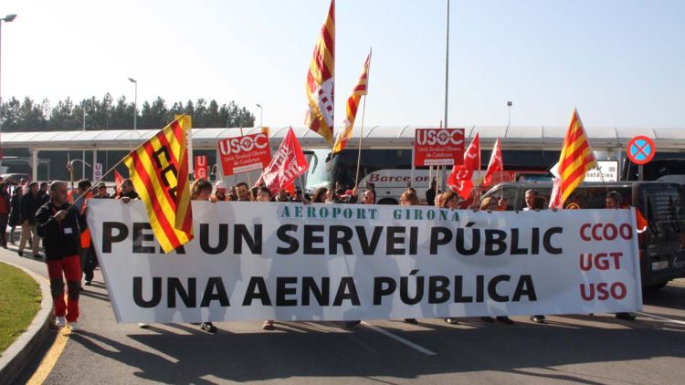 Els treballadors d'Aena a l'aeroport de Girona s'han manifestat per l'exterior i l'interior de la terminal © ACN