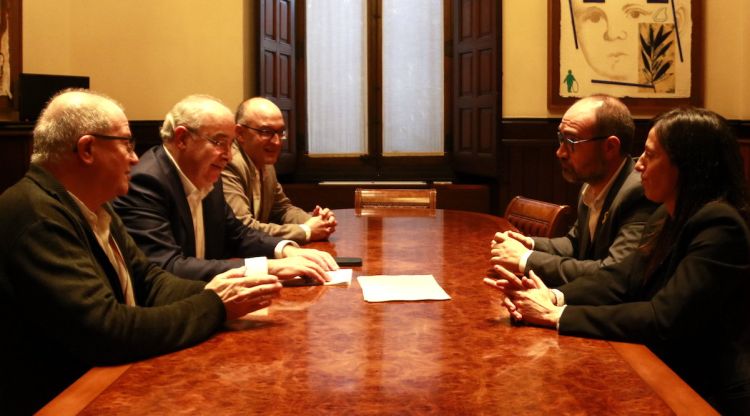 Josep Bargalló i Martí Fonalleras i Xavier Vilà, reunits amb l'alcalde de Sarrià de Ter, Narcís Fajula, i la regidora Encarna Jiménez. ACN