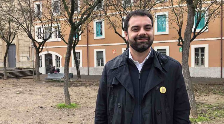 Quim Ayats davant l'Institut Narcís Xifra
