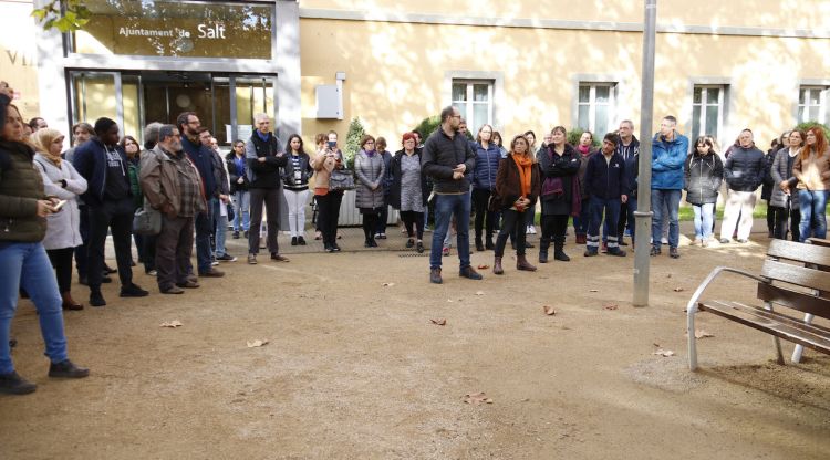 Empleades socials amb pancartes de rebuig a l'apunyalament d'una treballadora social a Salt (arxiu). ACN