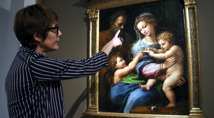 La directora dels Museus Dalí, Montse Aguer, mostrant el quadre de Rafael que el Museo del Prado ha cedit. ACN