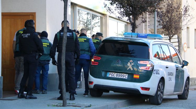 Diversos efectius policials en un bloc del carrer del Pont a la Jonquera aquest matí. ACN