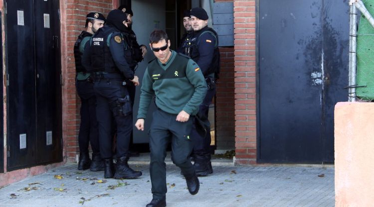 Agents de la Guàrdia Civil en un dels blocs de la Jonquera que s'han escorcollat. ACN