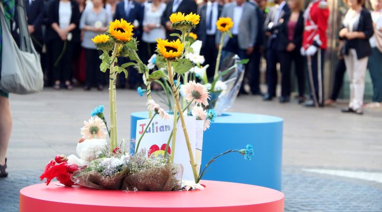 Les flors que han deixat les víctimes dels atemptats del 17-A al mosaic de Joan Miró de la Rambla de Barcelona. ACN