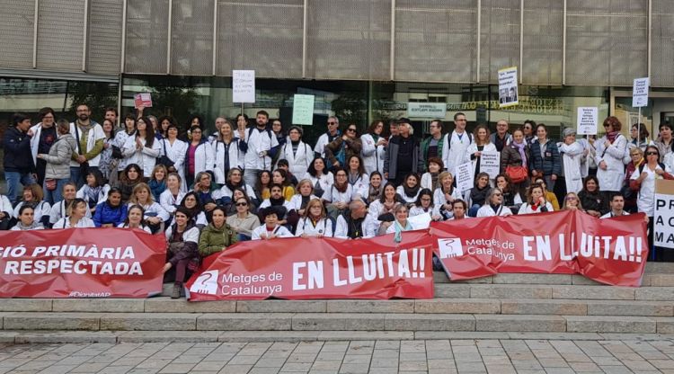 La concentració de metges davant de l'edifici de la Generalitat a Girona