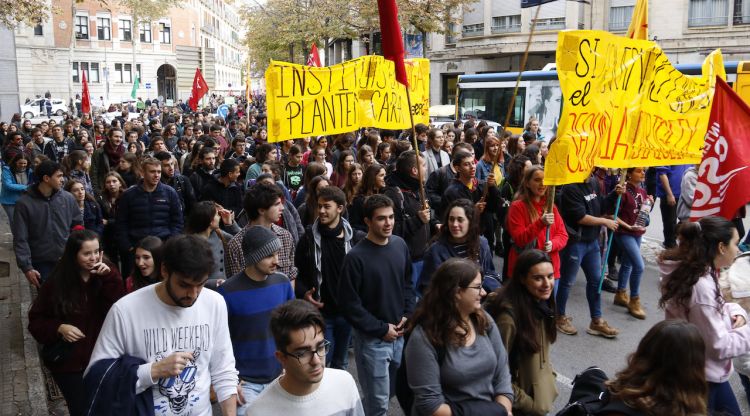 La manifestació d'estudiants per demanar una rebaixa en les taxes universitàries al seu pas per Jaume I. ACN