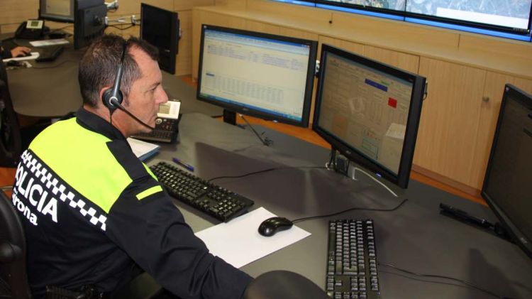 La nova sala de control de la Policia Municipal de Girona permet millorar el temps de resposta © ACN