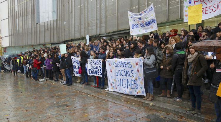 La concentració convocada a la seu de la Generalitat de Girona per demanar més seguretat als treballadors socials. ACN