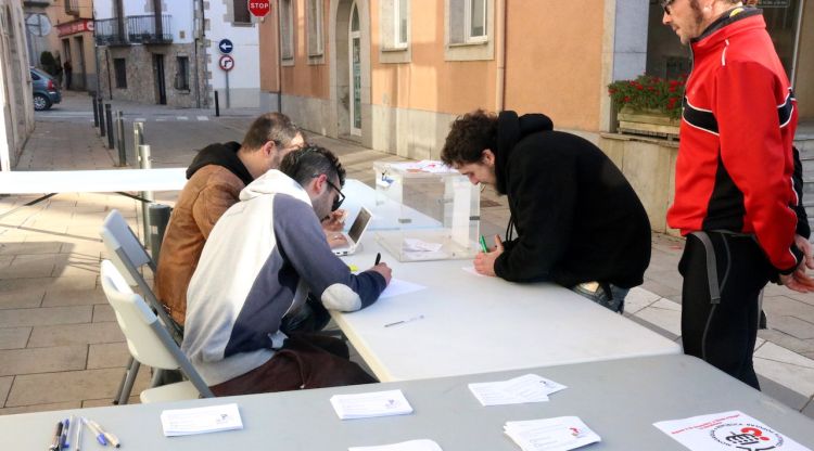 Un votant a punt per posar la papareta aquest diumenge. ACN