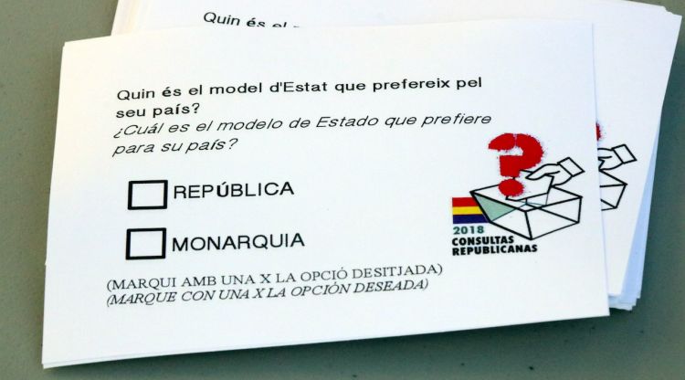Una de les butlletes per votar d'aquest diumenge a Vilobí. ACN
