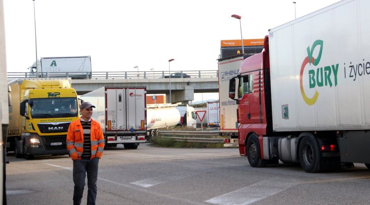 Diversos camions atrapats al polígon industrial de Llers, aquest matí. ACN