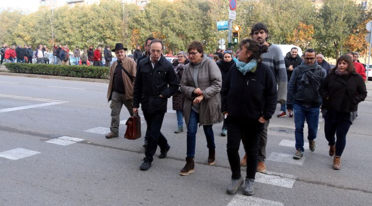 L'alcalde de Verges, Ignasi Sabater, i els quatre regidors de la CUP, abans de declarar. ACN