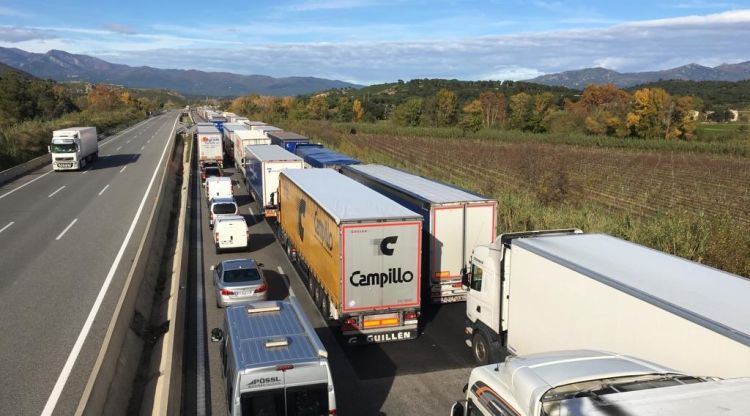 L'autopista completament aturada al seu pas per la Jonquera. Sara Riera/Catalunya Ràdio
