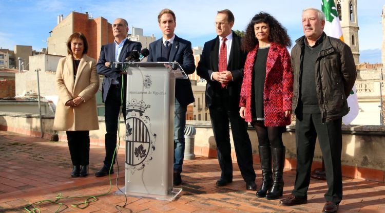 L'alcalde de Figueres, Jordi Masquef, al centre, amb tots els regidors que integraran l'equip de govern excepte Quim Felip. ACN
