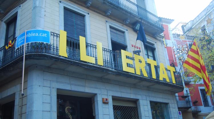 Així ha quedat el balcó de l'ADAC a Girona després de l'atac feixista