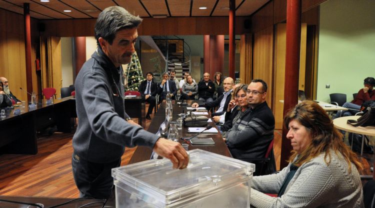El nou president del Consell Comarcal del Ripollès, Eudald Picas dipositant el vot ahir