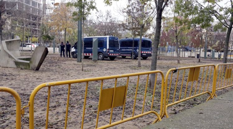 Dispositiu policial a la plaça U d'Octubre de Girona per separar les concentracions de VOX i la Plataforma Antifeixista aquest 6-D. ACN