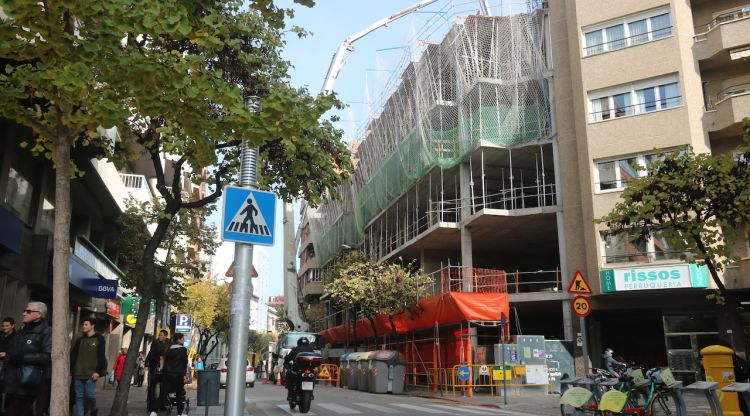 Uns habitatges en construcció al centre de Girona. ACN