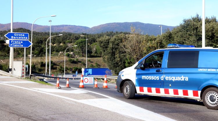 Una de les entrades de l'autopista AP-7 a La Jonquera tallada pels Mossos. ACN