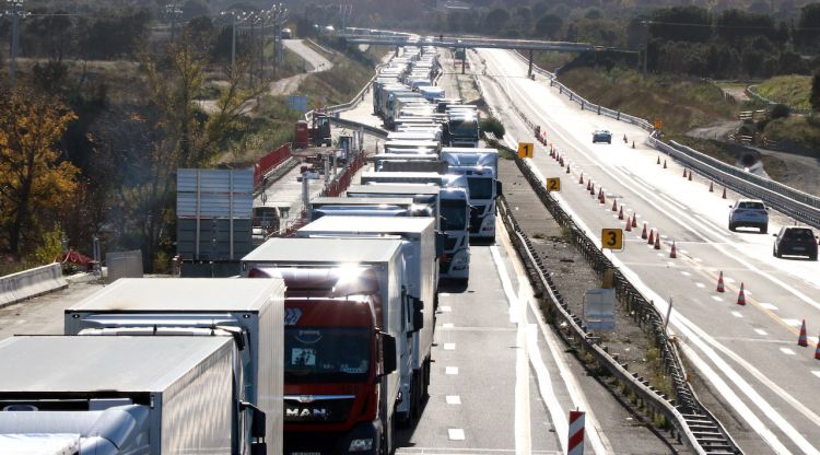 Un tram de l'A9 al Voló ple de camions. ACN