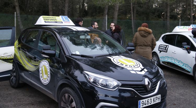 Un dels cotxes d'autoescola esperant si algun dels examinadors els deixaria fer la prova o durant la vaga d'examinadors de trànsit