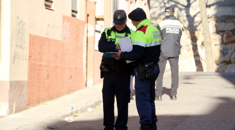 Dos agents fent comprovacions al barri del Culubret de Figueres, aquest matí. ACN