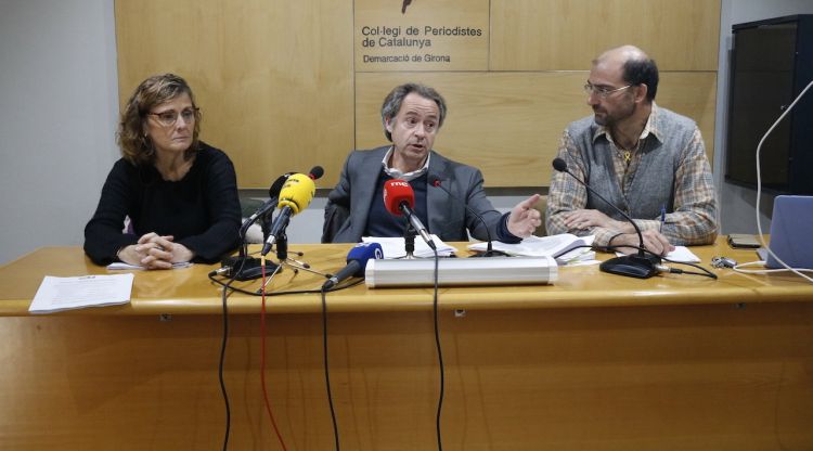Tres representants de SOS Costa Brava aquest matí a Girona. ACN