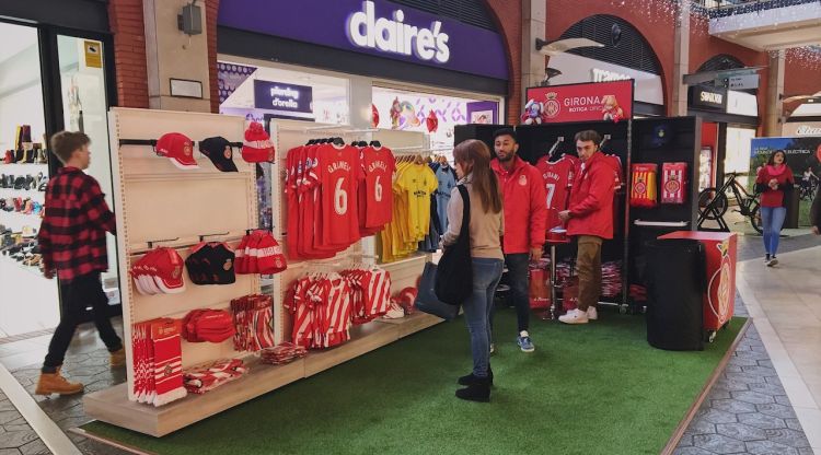 Estand del Girona FC a la planta baixa del centre comercial