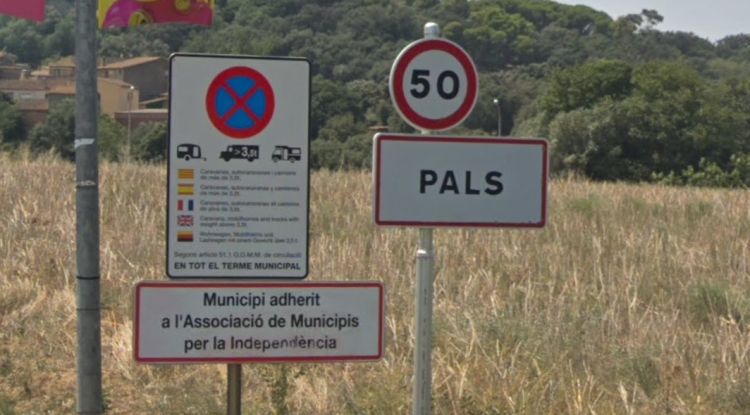 El cartell de l'AMI, aquest juliol abans de ser arrencat