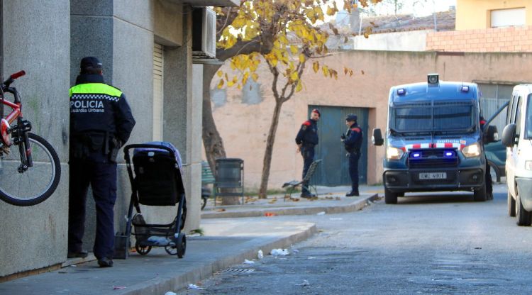 Agents de la Guàrdia Urbana i de l'ARRO dels Mossos al dispositiu del barri de Sant Joan de FIgueres aquest matí. ACN