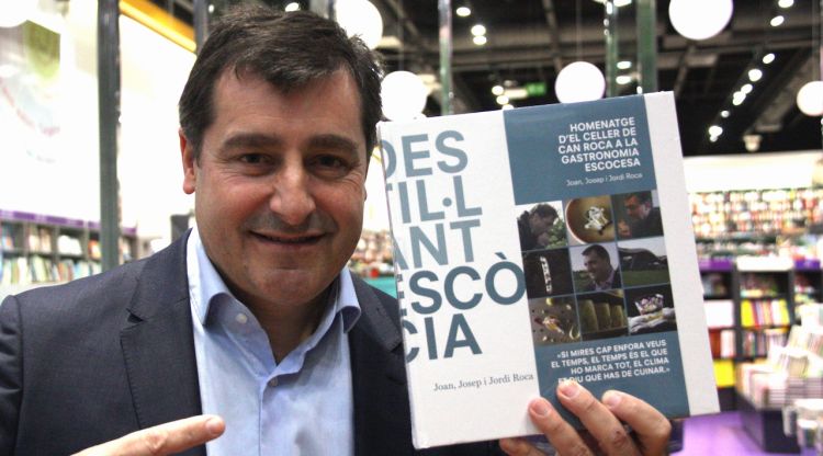 Josep Roca agafant el llibre 'Destil·lant Escòcia', que acaba de publicar juntament amb els seus germans. ACN