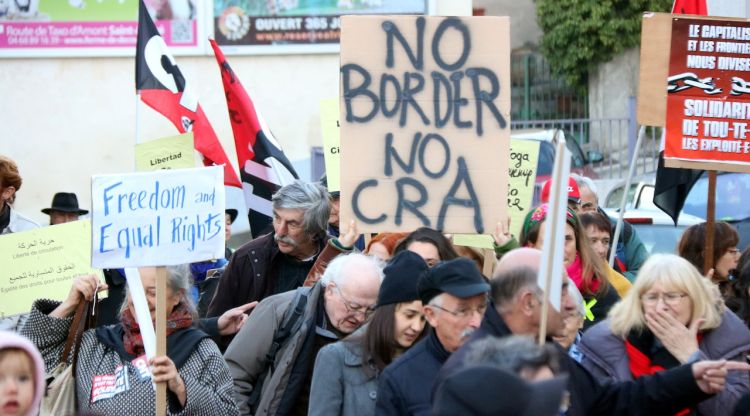 Una pancarta demanant acabar amb les fronteres. ACN