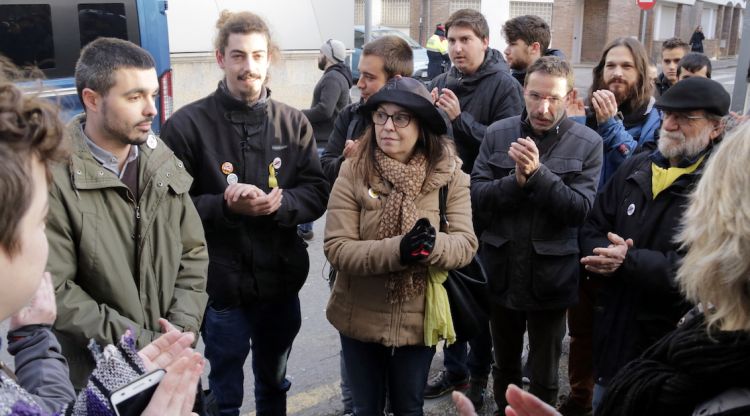 Concentració de suport a l'activista citat a declarar pels Mossos a Girona, aquest matí. ACN