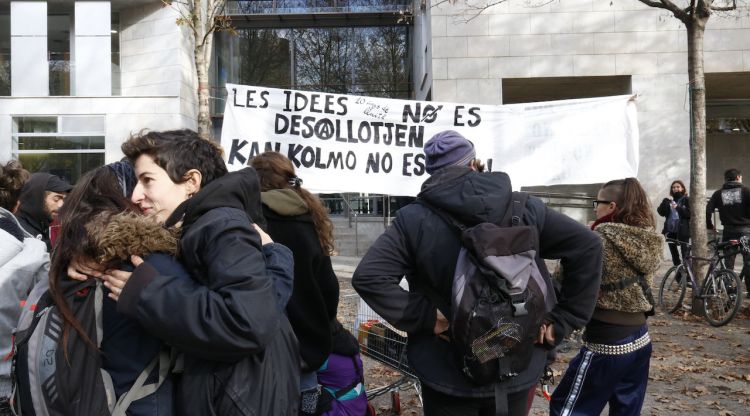 La protesta en contra del desallotjament del centre ocupa de Kan Kolmo de Girona. ACN
