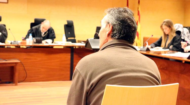 L'acusat d'esquenes aquest matí a l'Audiència de Girona. ACN