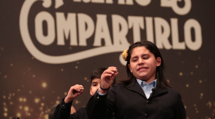 Dos nens de Sant Ildefons, cantant el primer cinquè premi. ACN