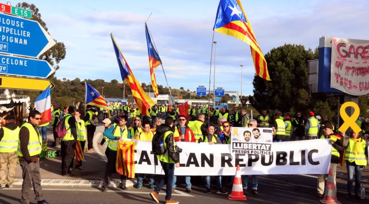Els independentistes a la protesta dels armilles grogues. ACN