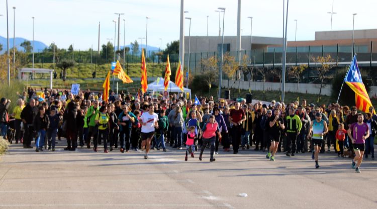 Instant en què els 400 participants han iniciat la volta al Puig de les Basses. ACN