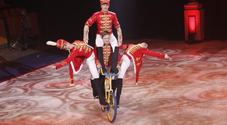 Un dels números del Circ de Nadal de Girona en què un acròbata amb monocicle aguanta a tres persones. ACN